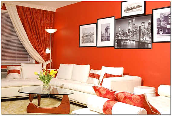 Интерьер гостиной в красном с картинами
