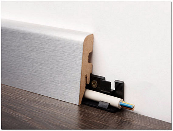 Плинтус деревянный с кабель каналом
