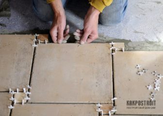 Как приклеить плитку в ванной