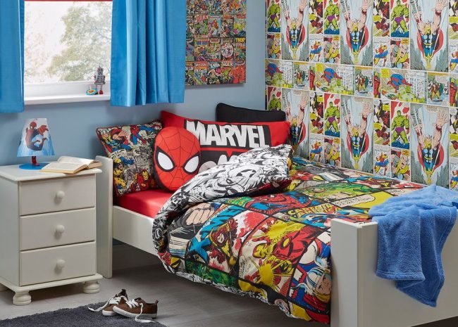 Обои в детской комнате с рисунками из комиксов Marvel