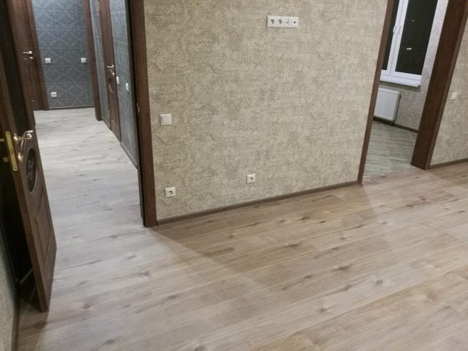Ламинат на полу в комнате