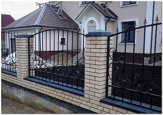 Кованный забор для загородного дома фото